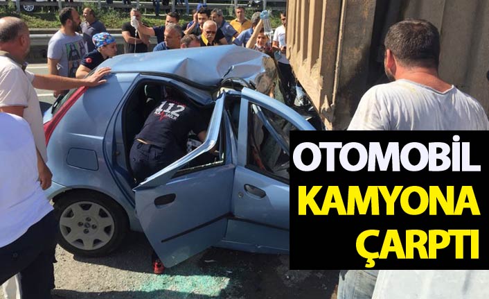 Artvin'de otomobil kamyona çarptı: 1 yaralı