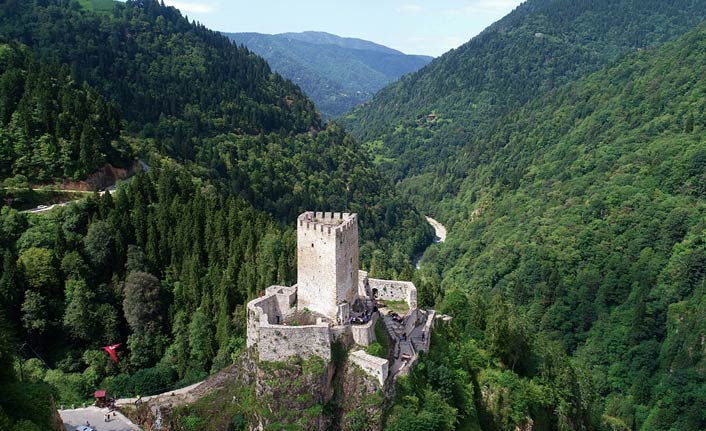 Zil Kale turistlerin ilgi odağı oldu