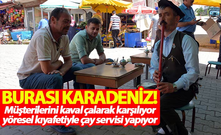 Müşterilerini kaval çalarak karşılıyor, yöresel kıyafetiyle çay servisi yapıyor!