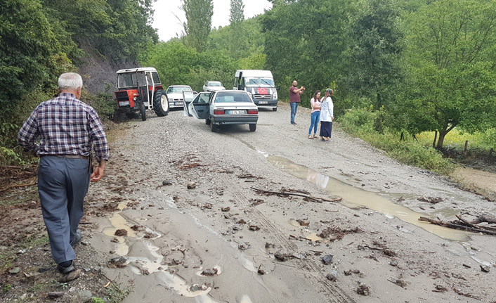 Sağanak yağış yol kapattı