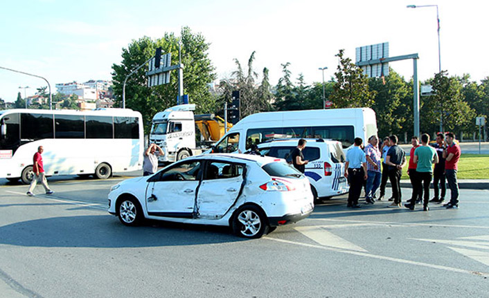 Polislerini taşıyan midibüs ile otomobil çarpıştı: 5 yaralı