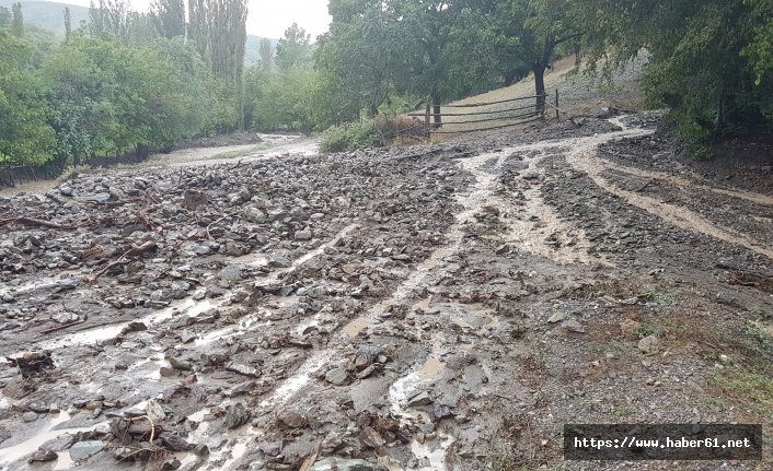 Sağanak yağış yolu kapattı