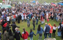 Yaylada yağışlı ve sisli havada festival keyfi