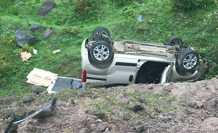 Türbe ziyaretine giderken şarampole uçtular: 1 ölü, 4 yaralı