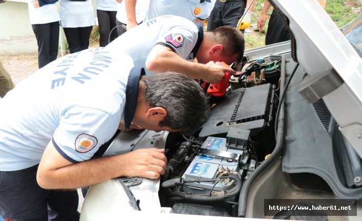 Aracın motoruna sıkışan kedi için itfaiye seferber oldu