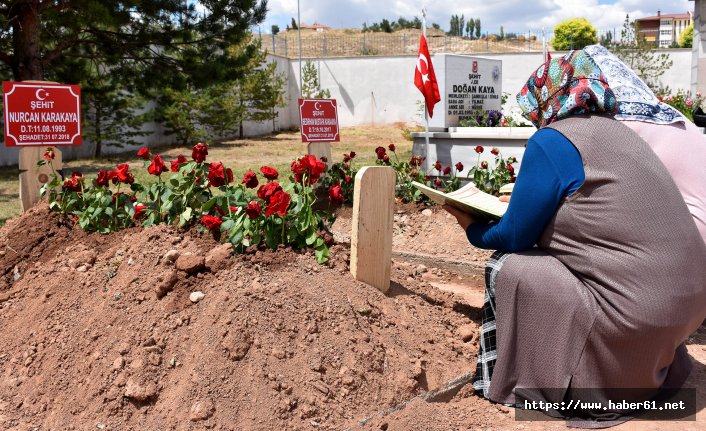 Trabzon'dan şehit anne ve bebeğin mezarını ziyarete gittiler