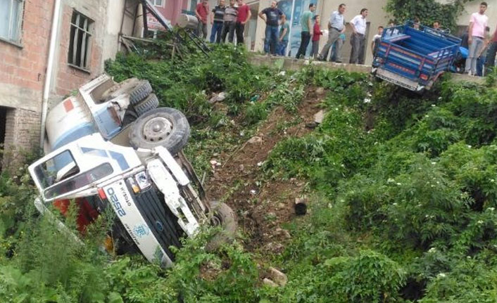 Freni boşalan kamyon tarlaya uçtu