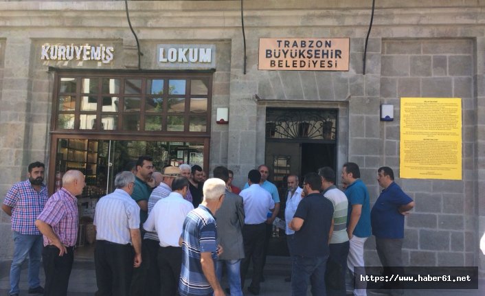 Trabzon Büyükşehir Belediyesi önünde yol eylemi