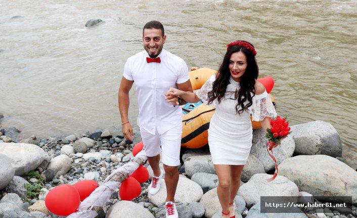 Gelin ve damat nikaha rafting yaparak geldiler