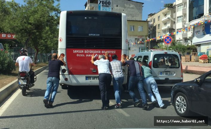 Yolda kalan halk otobüsünü yolcular itti