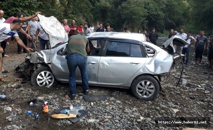 Ordu'da şarampole yuvarlanan araçta 1 kişi öldü 4 kişi yaralandı.