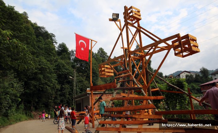 Rize'de köylülerin bayram eğlencesi; ahşap dönme dolap