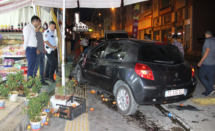 Üzerlerine gelen otomobilden son anda kaçarak kurtuldular