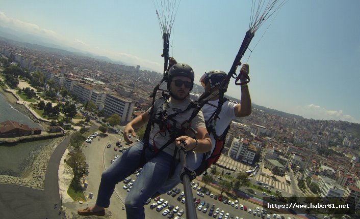 Turistlerin paraşüt keyfi