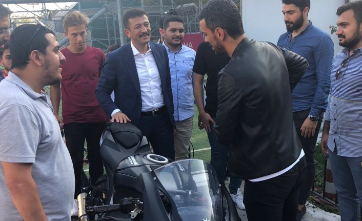 Sofuoğlu'nun motosikletini 10 kişi zor taşıdı