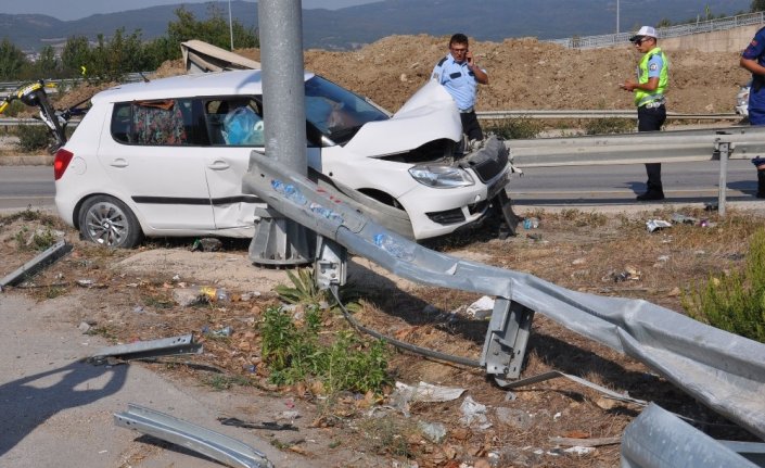 Bariyerlere saplanan araçta can pazarı