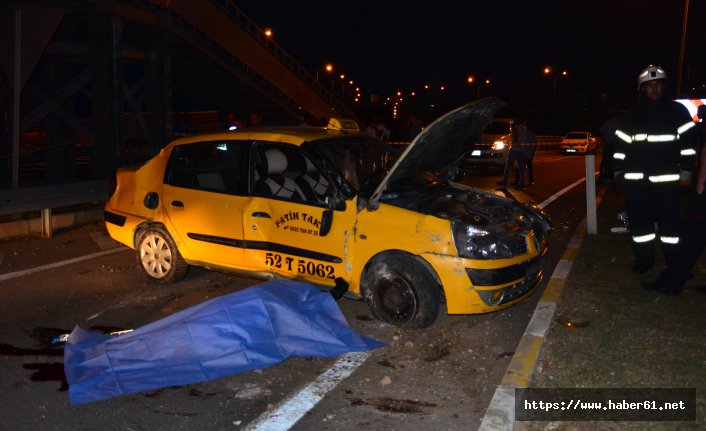 Ordu'da trafik kazası... Araç kontrolden çıkarak kaldırıma çarptı.