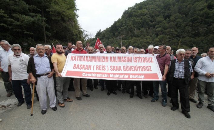 Rize’de  vatandaşlar kaymakamlarının gitmemesi için toplandı