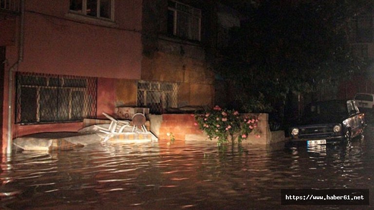 Giresun'da sağanak hayatı felç etti.