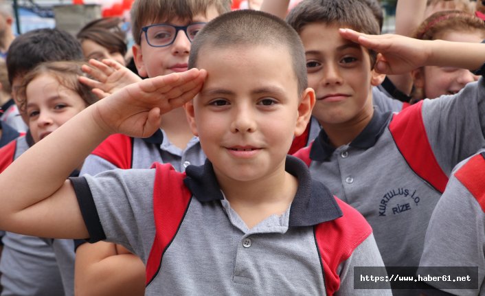 İstiklal Marşı sırasında asker selamı veren çocuğun hayali asker olmak