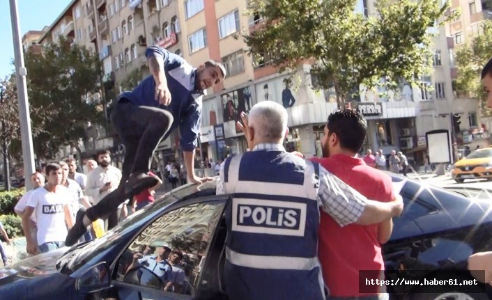 Hasarlı trafik kazasında uçan tekme