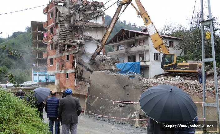 7 katlı binanın yıkımı 3. günde devam ediyor 