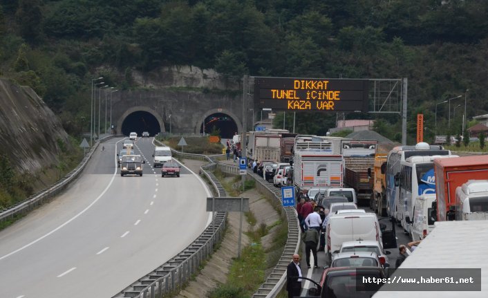  Tünelde damperi açılan kamyon, trafiği 2 saat kilitledi 