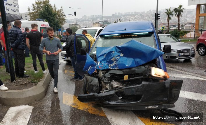 Dolmuş ile panelvan minibüs çarpıştı! Yaralılar var