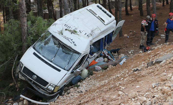 Yolcu minibüsü şarampole uçtu: 1 ölü, 11 yaralı