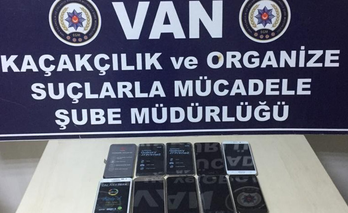 13 adet kaçak telefon ele geçirildi