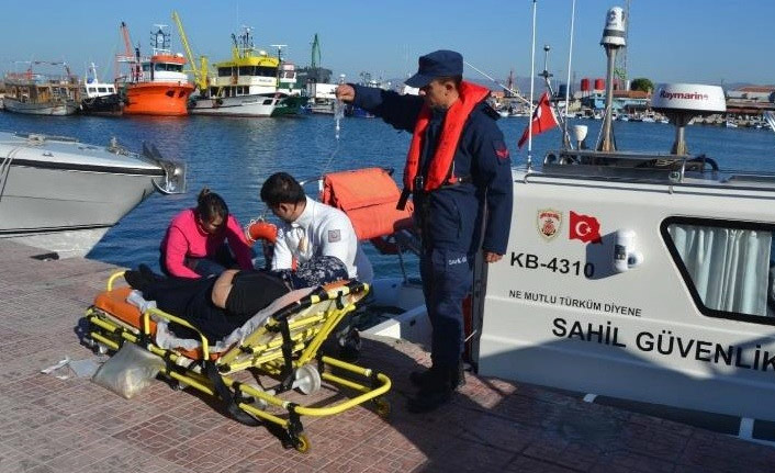 Kaçak Afgan mülteci botta doğum yaptı