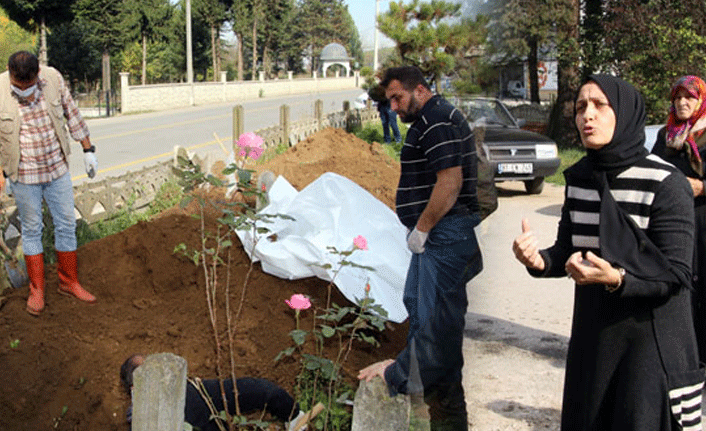 Mezarlığa gelenler şaşkınlıklarını gizleyemedi