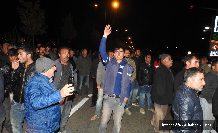 Parasını alamayan işçiler yolu trafiğe kapattı