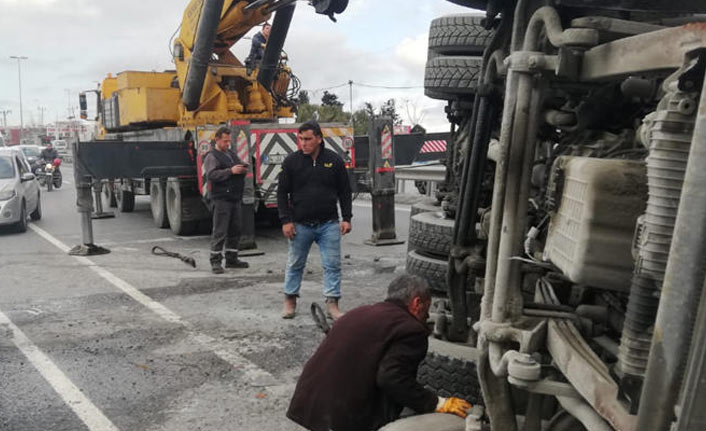 Devrilen beton mikser trafiği kilitledi