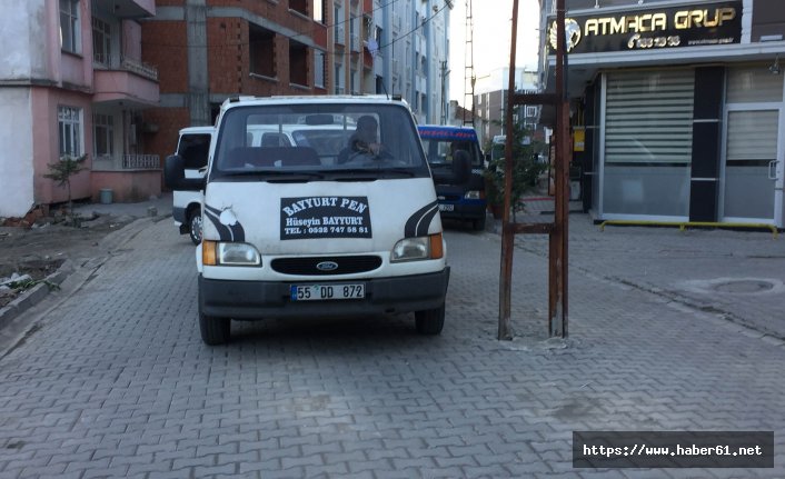 Elektrik direği yol ortasında kaldı