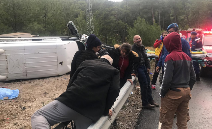 Minibüs devrildi! Çok sayıda yaralı var