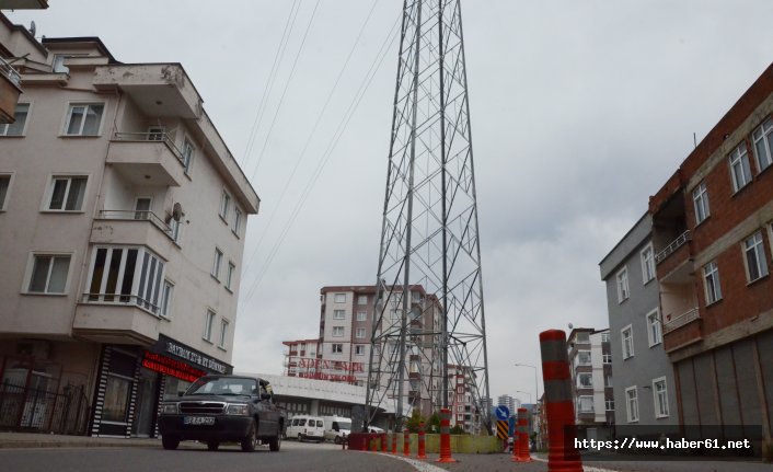 Yolun ortasındaki yüksek gerilim hattı direği şaşırtıyor