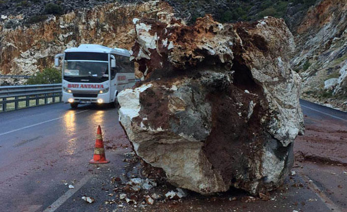 Karayoluna düşen kaya ulaşımı kapadı