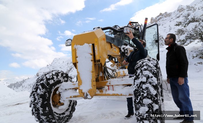  Gümüşhane’de karla kaplı köy yolları açılıyor