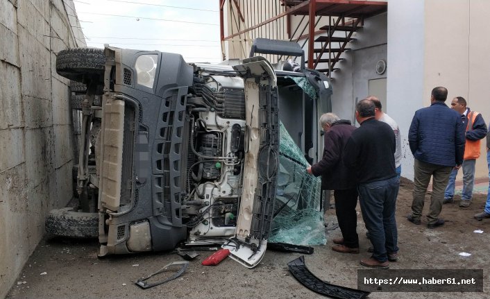 Kum yüklü kamyon istinat duvarından aşağı düştü!