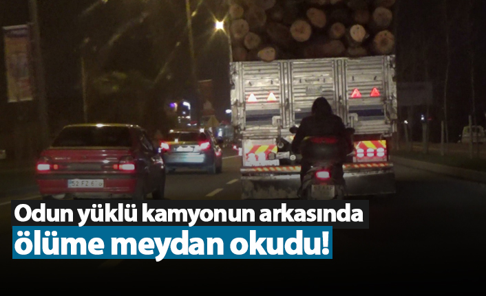 Odun yüklü kamyonun arkasında ölüme meydan okudu