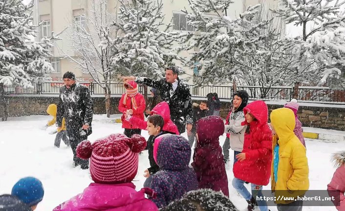 Kaymakamı kartopu yağmuruna tuttular