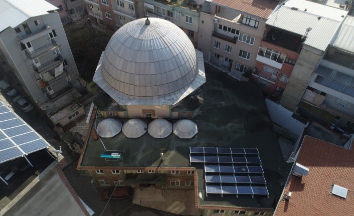 Güneş enerjisiyle kendi elektriğini üreten cami, fazla enerjiyi satıyor