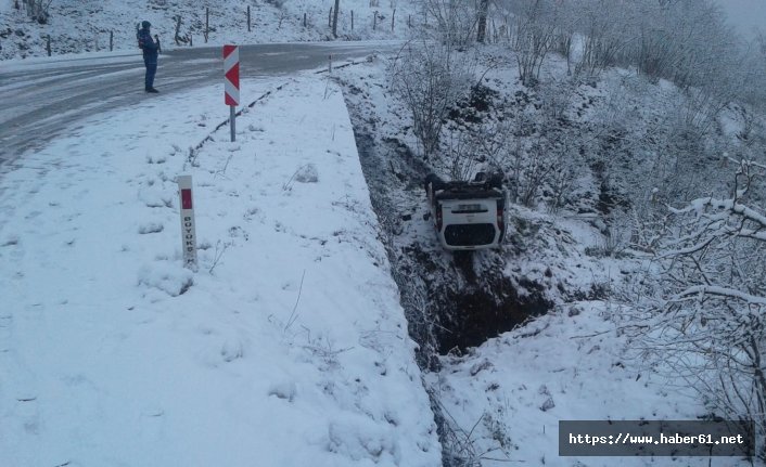  Buzlu yolda kayan araç devrildi: 4 yaralı 