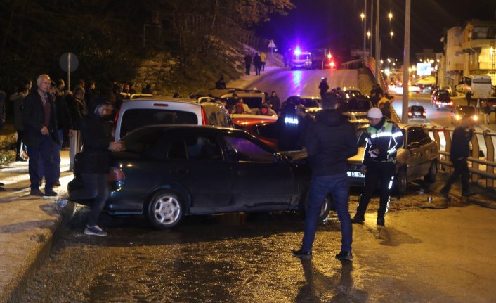 Samsun'da 'buzlanma' nedeniyle 14 araç birbirine girdi: 4 yaralı