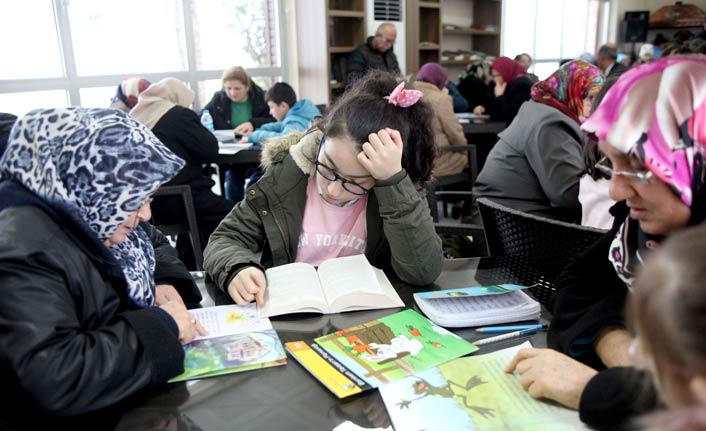 Nineler ve torunları okuma etkinliğinde bir araya geldi