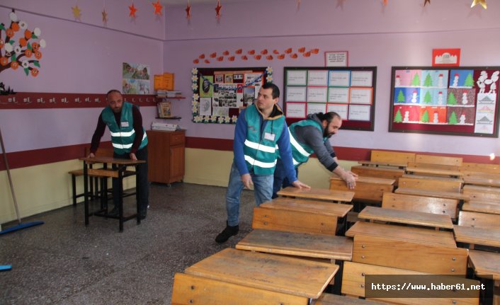 Okulların temizliği ve onarımını onlar yapıyor