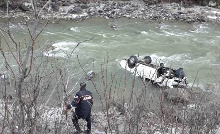 Artvin'de kamyonet dereye yuvarlandı: 1 ölü, 2 yaralı