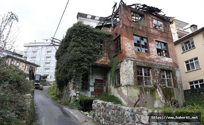 Tinercilerin mekanı haline gelen bina yıkıldı