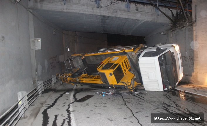 Beyoğlu'nda vinç trafiği tıkadı!